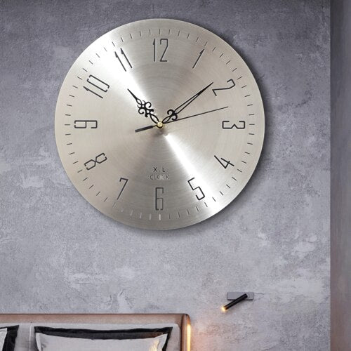 Minimalistisk veggklokke i børstet stål