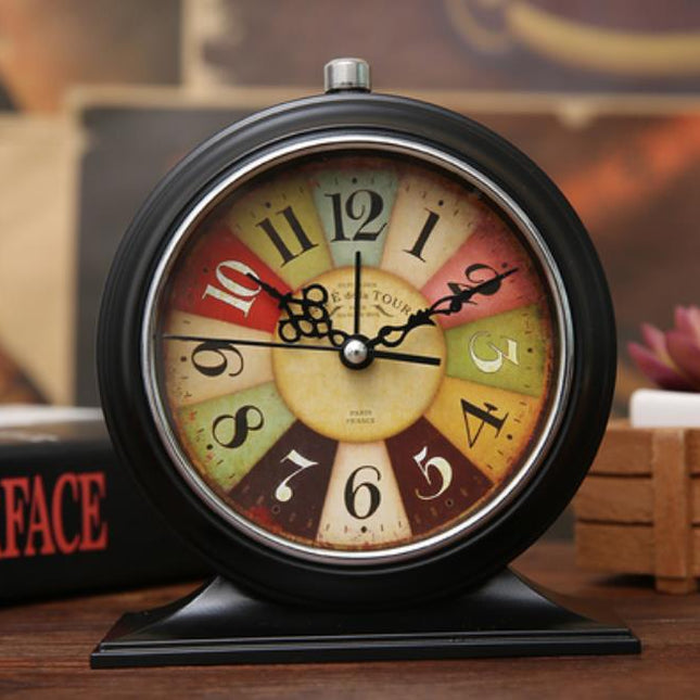 Rund retro vekkerklokke med blomster