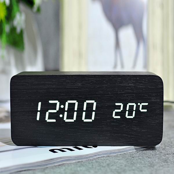 Klassisk digital vekkerklokke med temperatur