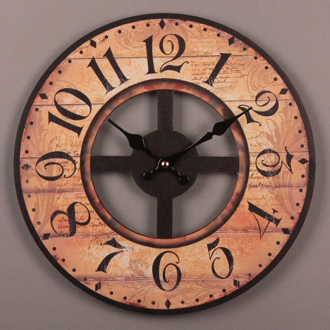 Stor vintage veggklokke i tre med utskjæringer