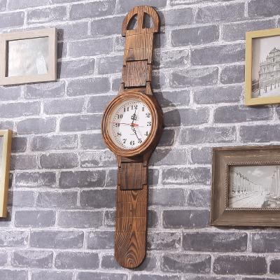 Vintage veggklokke som gigantisk armbåndsur