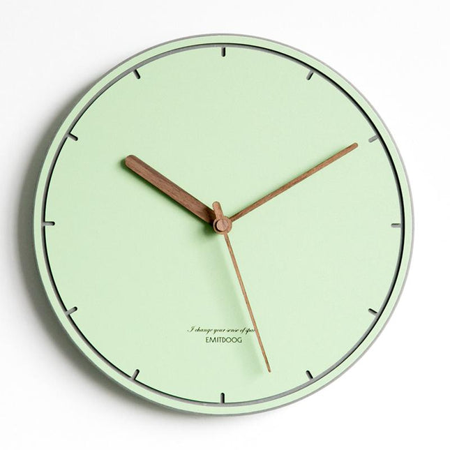 Design veggklokke i pastellrosa, nordisk stil