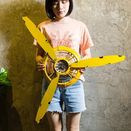 Retro veggklokke designet som flypropell