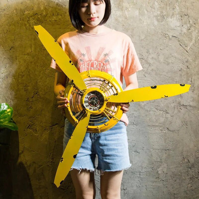 Retro veggklokke designet som flypropell