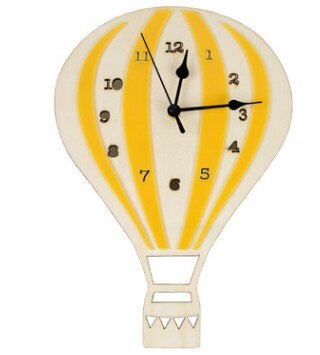 Veggklokke formet som luftballong i tre