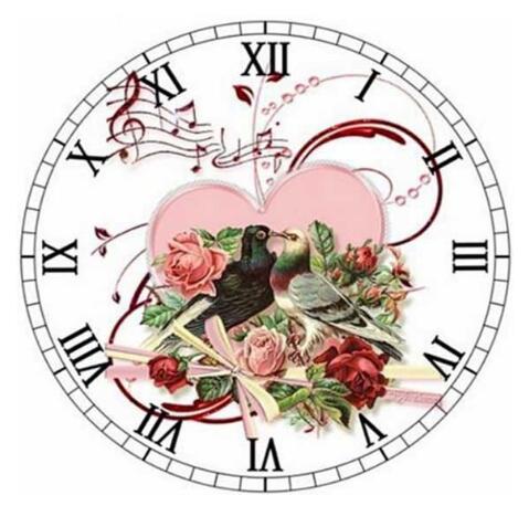 Vintage veggklokke med blomster og kanne