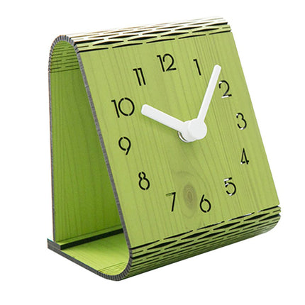 Moderne bordklokke i bøyd tre