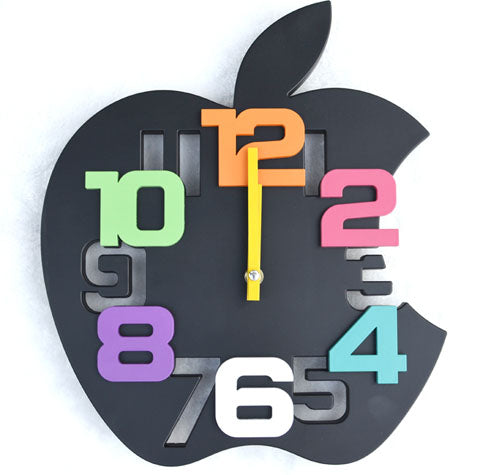 Epleformet veggklokke med fargerike tall