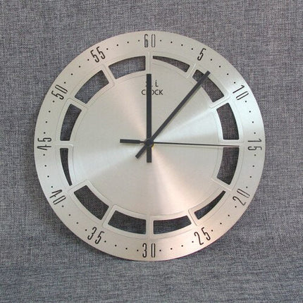 Minimalistisk veggklokke i børstet stål