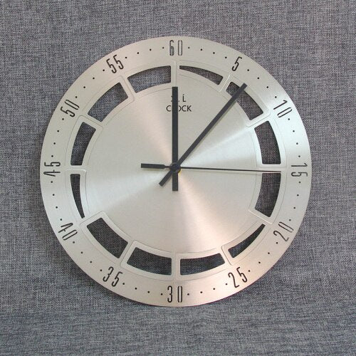 Minimalistisk veggklokke i børstet stål