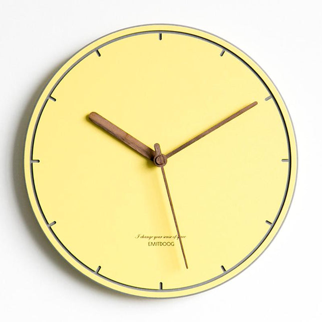 Design veggklokke i pastellrosa, nordisk stil