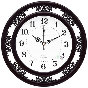 Klassisk hvit veggklokke med dekorativ ramme