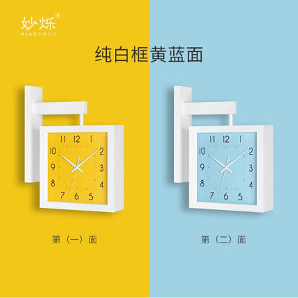 Firkantet dobbeltsidig veggklokke i tre