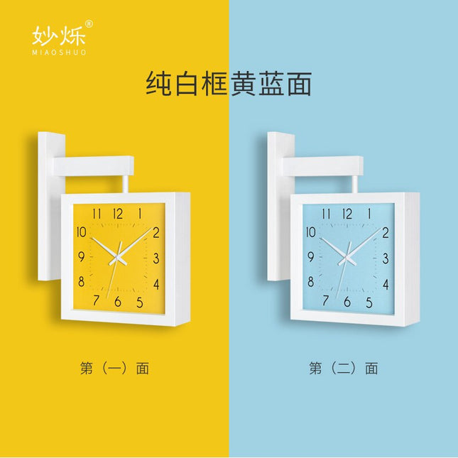 Firkantet dobbeltsidig veggklokke i tre