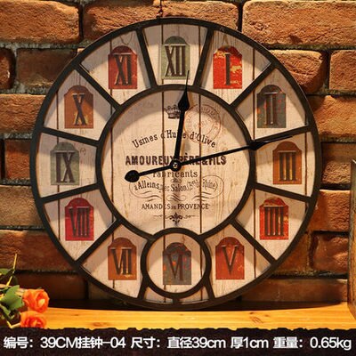 Vintage veggklokke med sommerfugl i sentrum