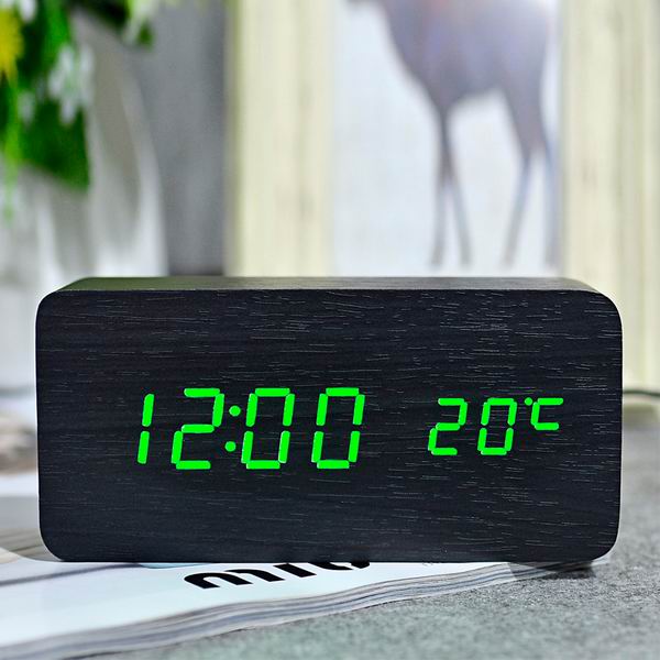 Klassisk digital vekkerklokke med temperatur