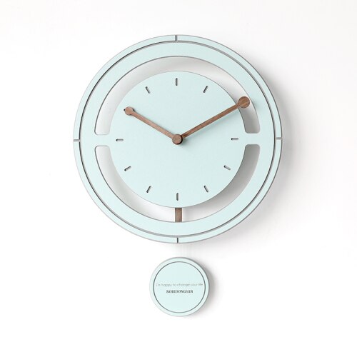 Moderne fargerik pendelklokke i minimalistisk design