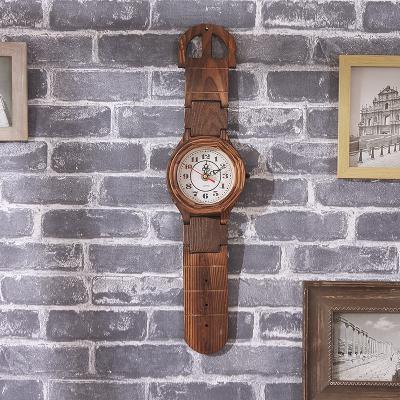 Vintage veggklokke som gigantisk armbåndsur