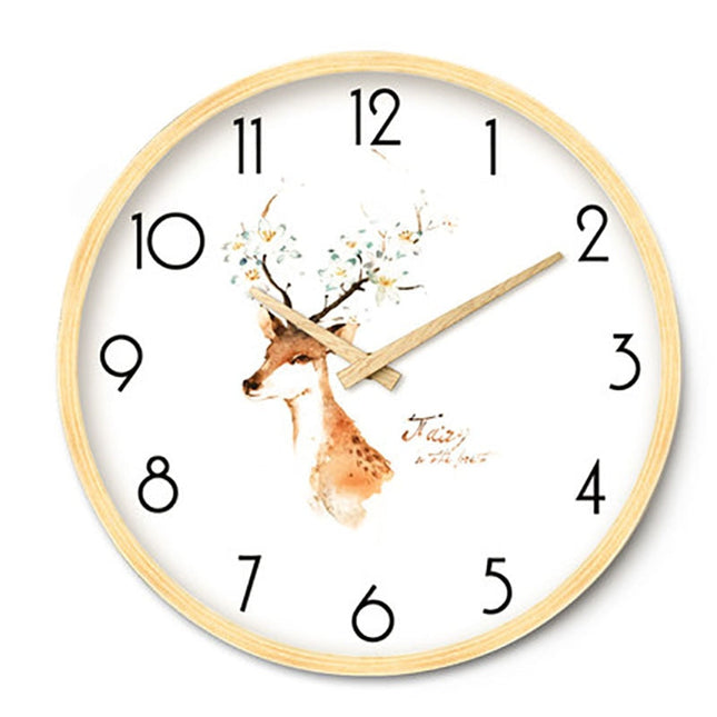 Rund veggklokke med treramme, nordisk stil