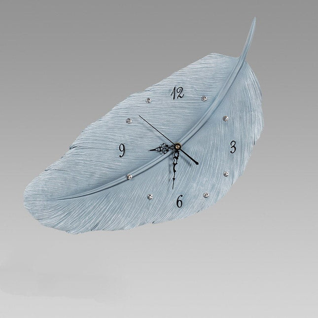 Dekorativ veggklokke formet som en fjær