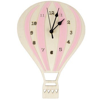 Veggklokke formet som luftballong i tre