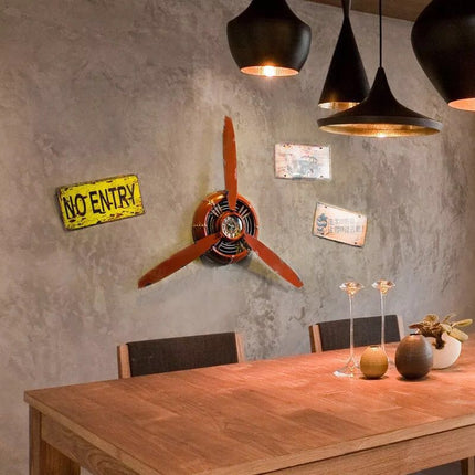 Retro veggklokke designet som flypropell