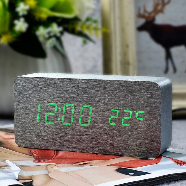 Klassisk digital vekkerklokke med temperatur