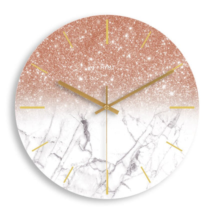 Stilren veggklokke med glitter og marmor