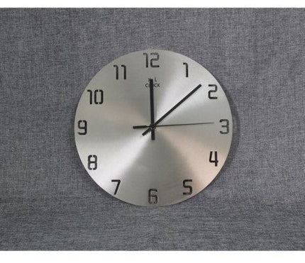 Minimalistisk veggklokke i børstet stål