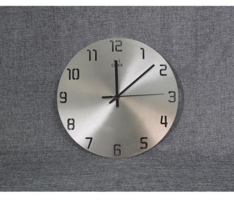 Minimalistisk veggklokke i børstet stål