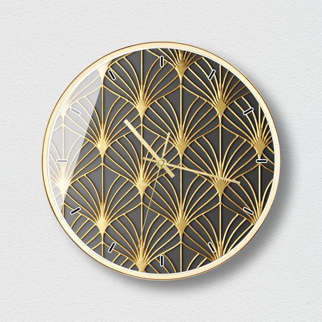 Elegant veggklokke med gullfarget mønster