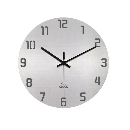 Enkel veggklokke i børstet aluminium
