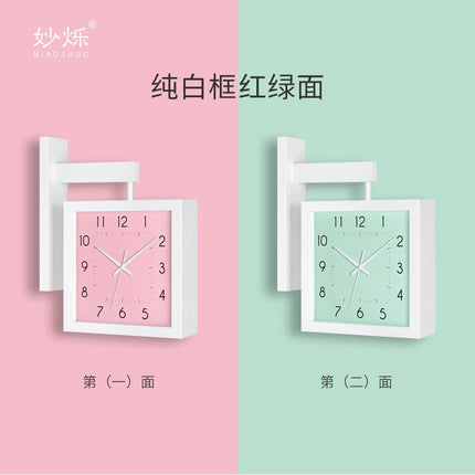 Firkantet dobbeltsidig veggklokke i tre