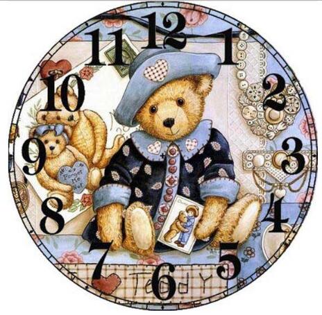 Vintage veggklokke med blomster og kanne