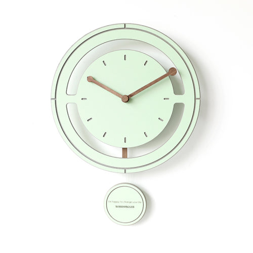 Moderne fargerik pendelklokke i minimalistisk design