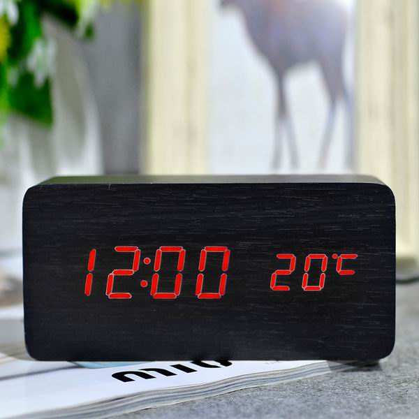 Klassisk digital vekkerklokke med temperatur
