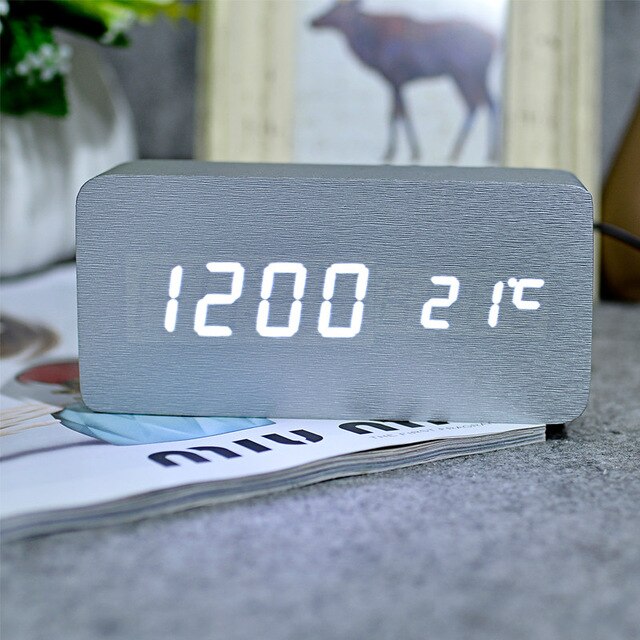 Klassisk digital vekkerklokke med temperatur