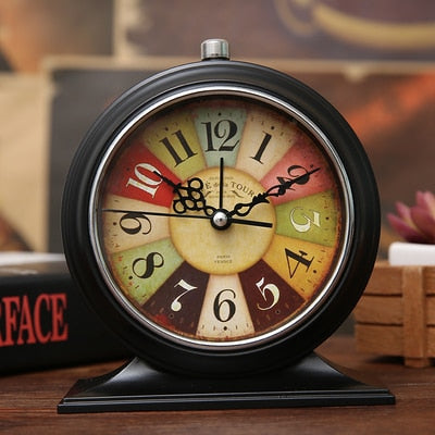 Klassisk analog bordklokke med stativ