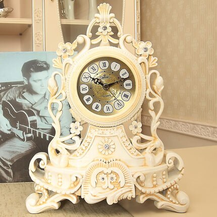 Vintage bordklokke med gullfargede detaljer