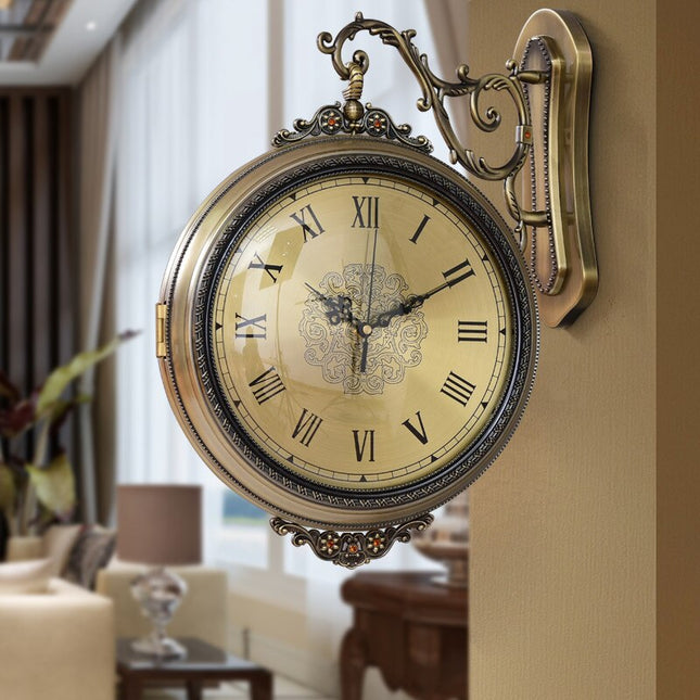 Utsmykket dobbeltsidig vintage stasjonsklokke