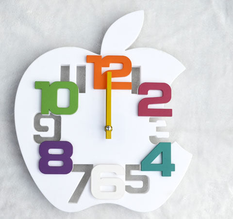 Epleformet veggklokke med fargerike tall