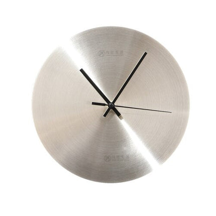 Minimalistisk veggklokke i børstet stål