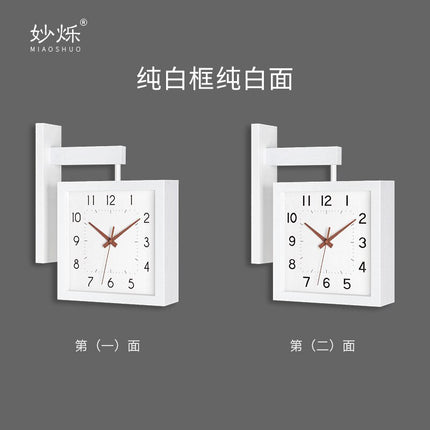 Firkantet dobbeltsidig veggklokke i tre