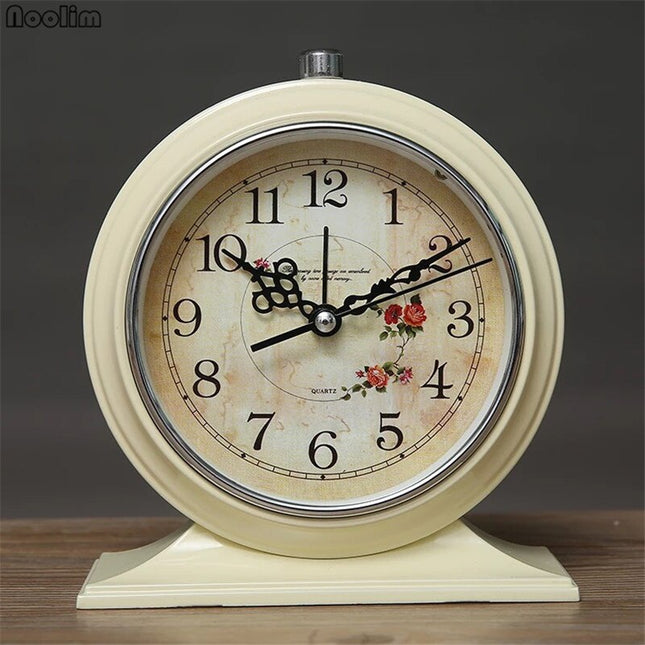 Rund retro vekkerklokke med blomster