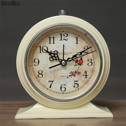 Rund retro vekkerklokke med blomster