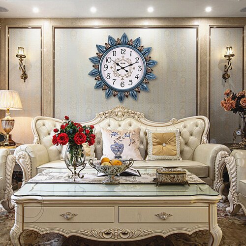 Dekorativ veggklokke formet som en sol