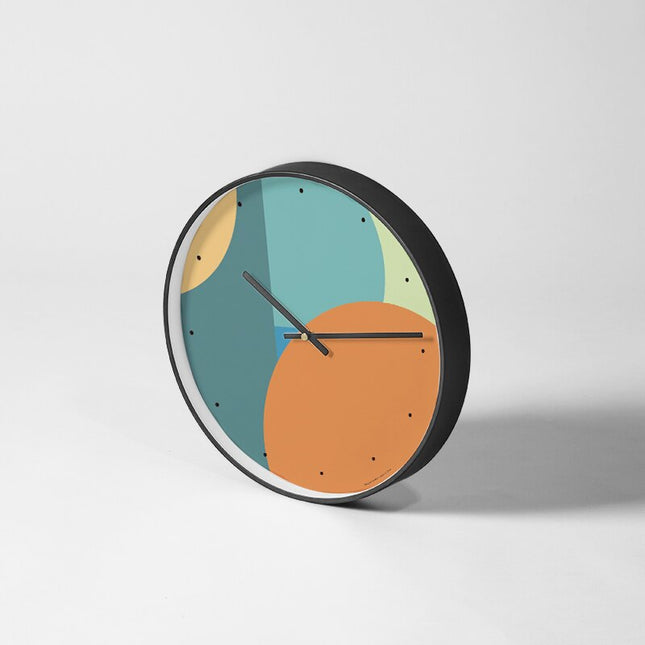 Moderne veggklokke med abstrakt kunstmotiv