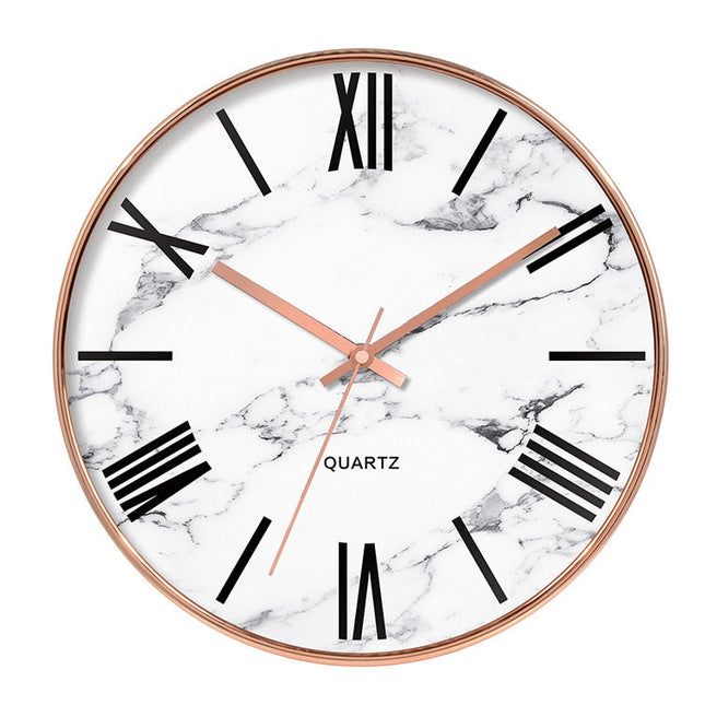 Moderne kvartsklokke med hvit marmor urskive