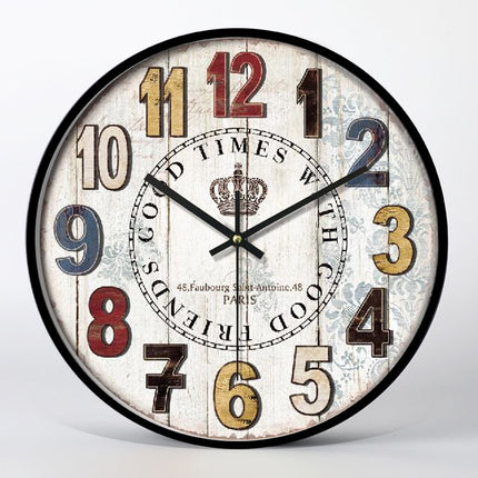 Industriell veggklokke med bilskilt-design