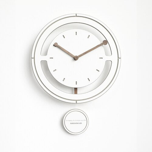 Moderne fargerik pendelklokke i minimalistisk design